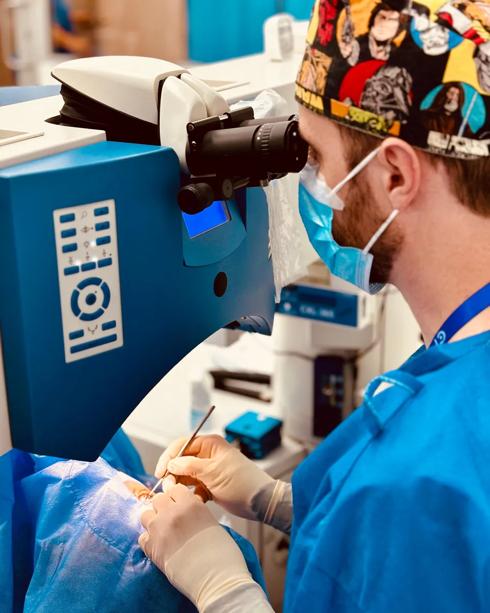 El Dr. Suarez Trujillo operando una catarata bajo el microscopio
