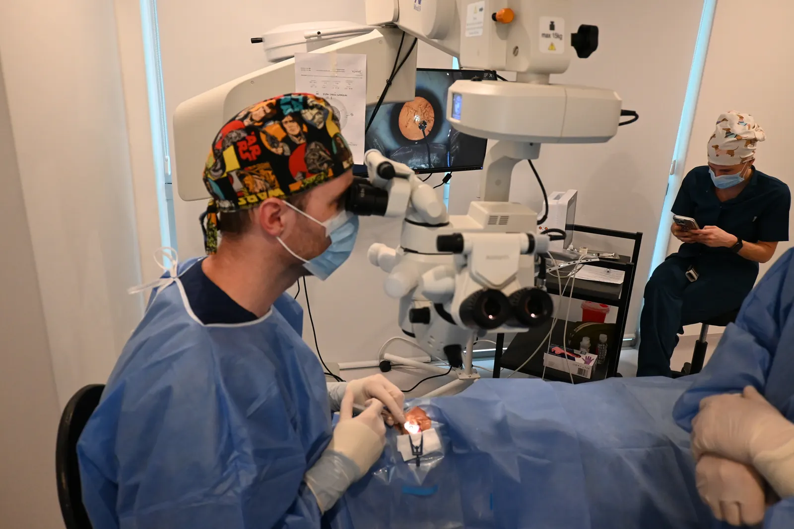 El Dr. Suarez Trujillo operando bajo el microscopio quirúrgico