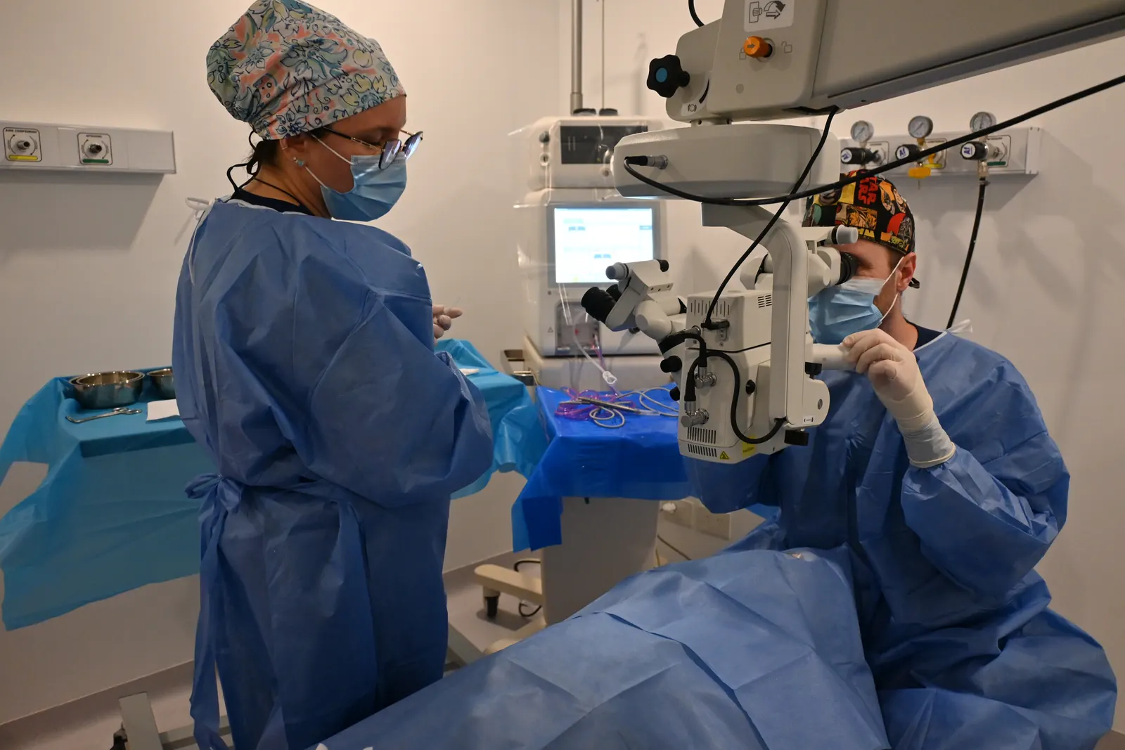 El Dr. Suarez Trujillo operando junto a su equipo en quirófano